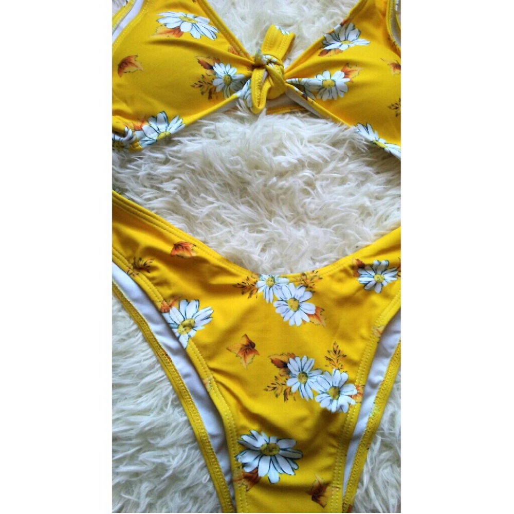 Yellow flower bikini - Picture 4 of 4